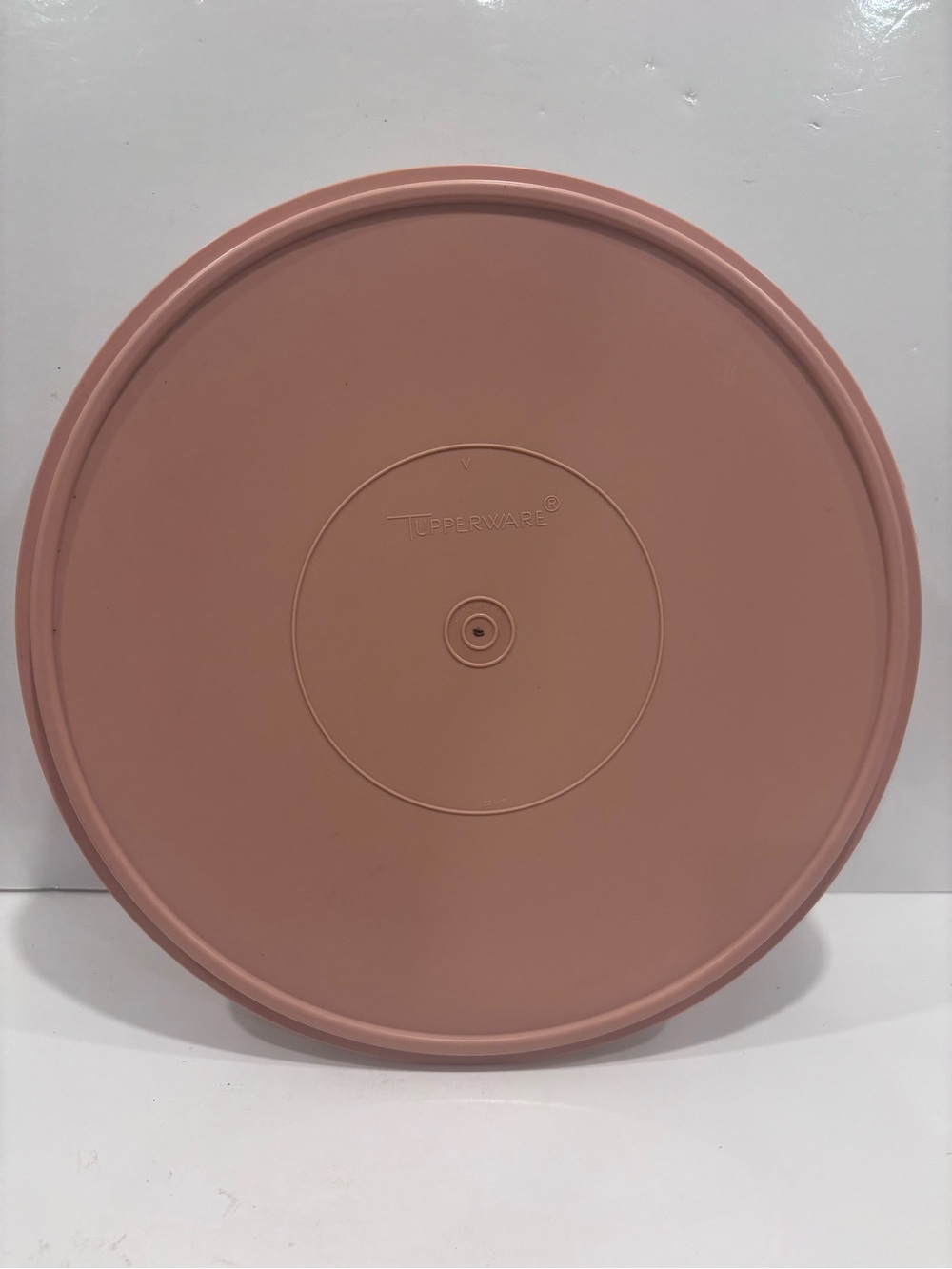 Vintage Tupperware round cake carrier cake taker #622-6 pink lid almond base 12”